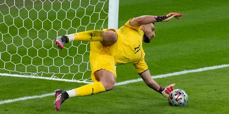 Donnarumma được đánh giá là người kế nhiệm thủ môn huyền thoại Buffon